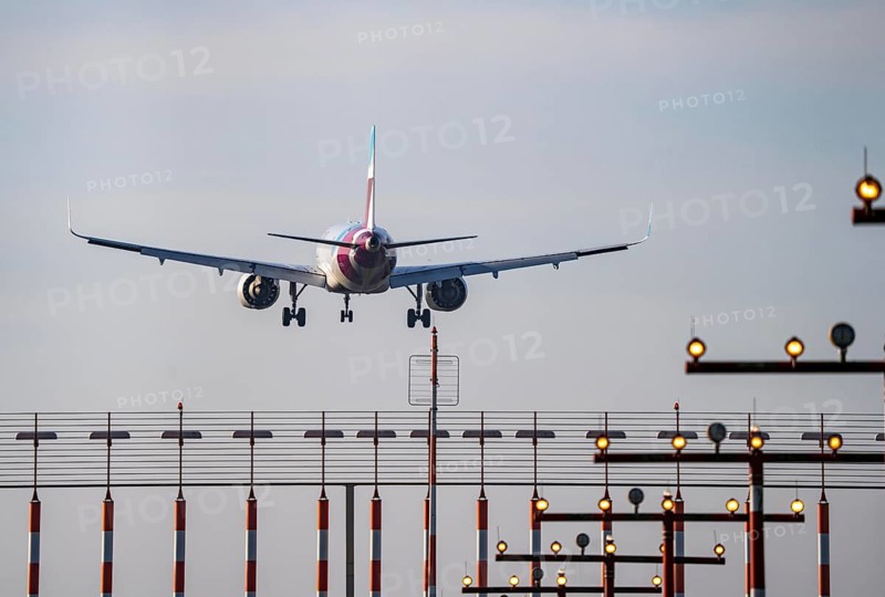 Eurowings aircraft approaching the main runway south, 05R/23L, runway lighting, approach aids, at Düsseldorf International Airport, North Rhine-Westphalia, Germany, Europe