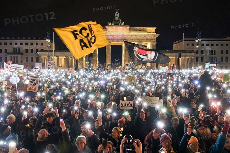 Overview of the demonstration in front of the Brandenburg Tor under the motto Sea of lights against the shift to the right . The demonstration is directed against the general shift to the right by the AfD and CDU, among others, and in the USA by Donald Trump and Elon Musk, among others. Berlin, 25.01.2025