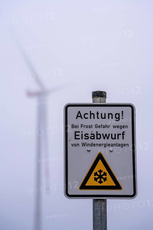 Sign warns of ice shedding from wind turbines, in frost, ice deposits can form on the rotors, ice can be whirled around when the blades move, winter, fog, cold, north of Bedburg, North Rhine-Westphalia, Germany, Europe