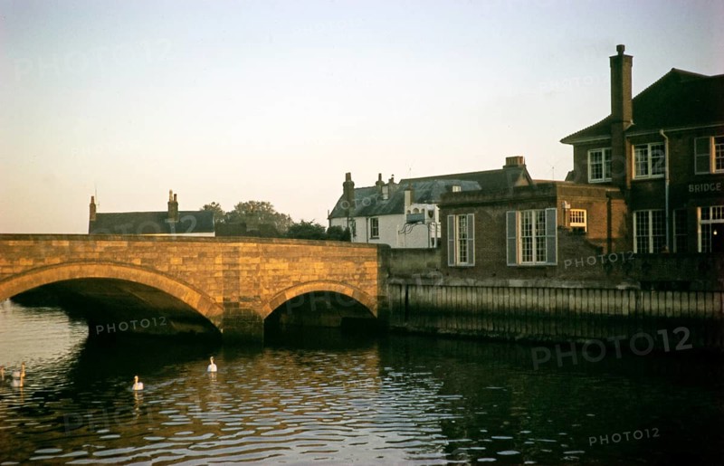Pub on the bridge over the River Arun, Arundel, West Sussex, England, UK August 1959