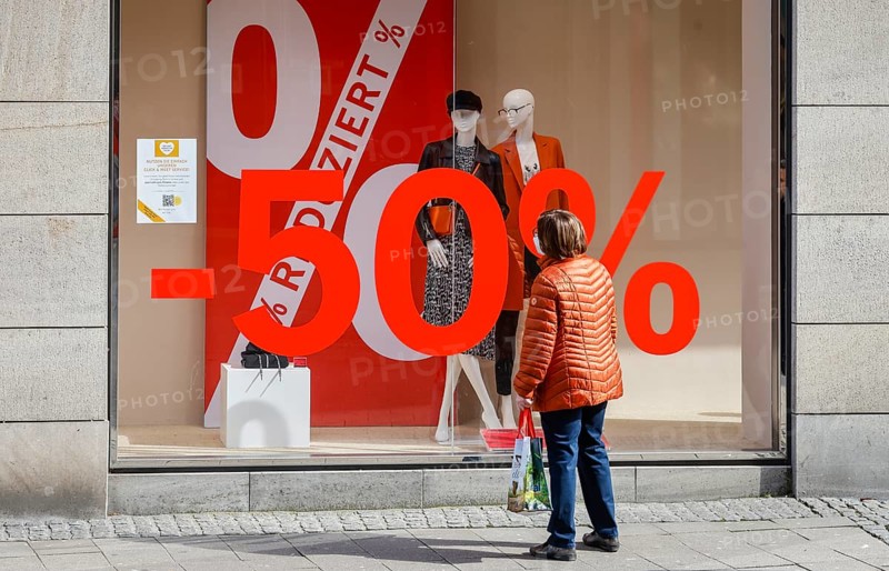 Essen, North Rhine-Westphalia, Germany - Discount battle in the corona crisis, Retail sales in times of the corona pandemic during the second lockdown, Shops in North Rhine-Westphalia are partially open under certain conditions, Click & Meet, Register online and arrange a shopping appointment, Poster in the shop window, Reduced, 50 per cent discount