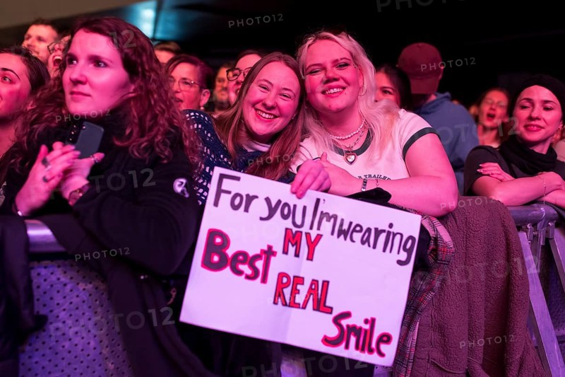 Audience of James Bay with poster For you I'm wearing my best real smile live on Up All Night Tour at Columbiahalle Berlin on 19/01/2025