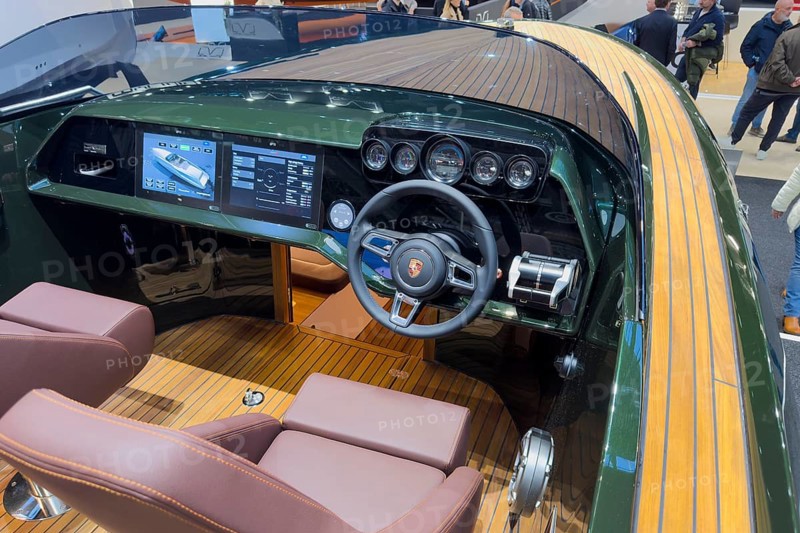 View of steering position cockpit with Porsche steering wheel as in 911 instrument panel display of sports boat motorboat Frauscher x Porsche 850 Fantom type Runabout below exit to cabin, front and side teak, exhibition hall of public fair boot Düsseldorf, Düsseldorf, North Rhine-Westphalia, Germany, Europe