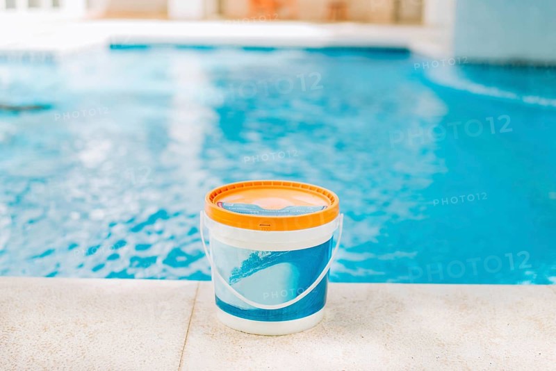 Algicide powder for cleaning and purifying swimming pools. Chemical algicide for cleaning and purity of swimming pool
