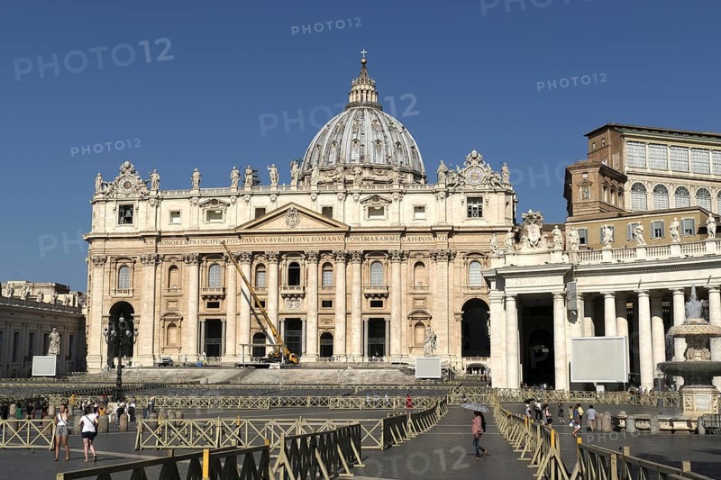 Setting up for the papal audience, St Peter's Basilica, San Pietro in Vaticano, Basilica of St Peter in the Vatican, Rome, Italy, Europe