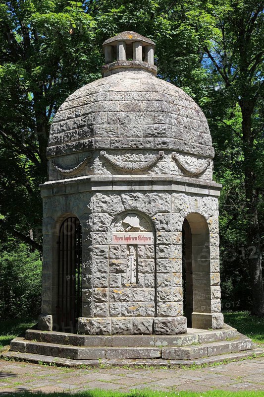 War memorial, octagonal tempietto with dome and lantern, embossed ashlar masonry, sandstone, neoclassical, around 1920/30, Königsberg in Bavaria, Königsberg i.Bay, town in the district of Haßberge, Lower Franconia, Bavaria, Germany, Europe