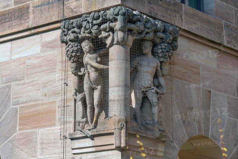Scene of Adam and Eve in Paradise, stone sculptures on the courthouse, built between 1909 and 1916 in the Neo-Renaissance style, Fürter Str. 100, Nuremberg, Middle Franconia, Bavaria, Germany, Europe