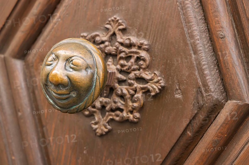 Stahlesches Schwesternhaus in the street Eisgrube in Bamberg. Doorknob with a cheerful face, known as the apple woman in the fairy tale The Golden Button by E. T. A. Hoffmann, Bamberg, Upper Franconia, Bavaria, Germany, Europe
