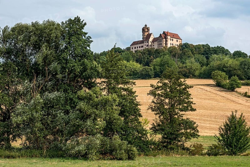 Ronneburg Castle, knight's castle from the Middle Ages, harvested grain fields, field, hill, forest, dry cultural landscape, Ronneburger Hügelland, Main-Kinzig-Kreis, Hesse, Germany, Europe