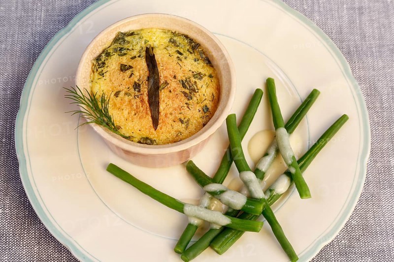 Swabian cuisine, oven-baked pike-perch with princess beans and lemon sauce, fish dish, pike-perch fillet, green beans, dill, starter, from the oven, casserole dish, soufflé dish, arranged on a plate, traditional cuisine reinterpreted, food photography, studio, Germany, Europe