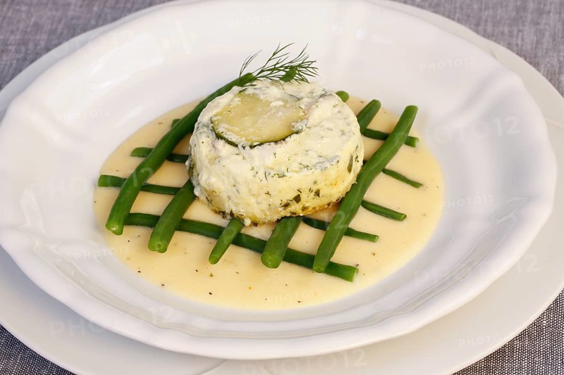 Swabian cuisine, oven-baked pike-perch on princess beans with lemon sauce, fish dish, pike-perch fillet, courgette, green beans, dill, starter, from the oven, casserole, arranged on a plate, traditional cuisine reinterpreted, food photography, studio, Germany, Europe