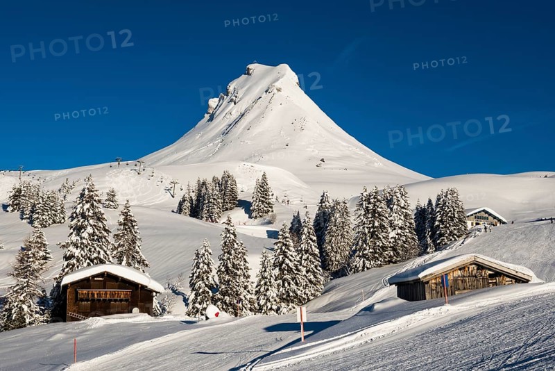 Snow-covered mountains and mountain hut with ski slope, Damülser Mittagspitze, Damüls, Bregenzerwald, Vorarlberg, Austria, Europe