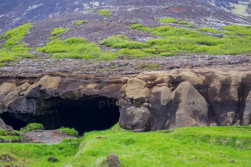 Laugarvatnsvellir are dry flatlands to the east of Reyðarbarmur. Two caves on the west side of the flats were often used to house sheep but were the home of people during the first decades of the last century