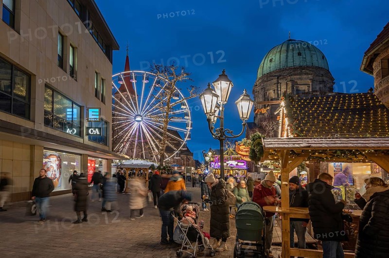 Ferris wheel at the winter village, Christmas market at dusk, St James' Church on the left, St Elisabeth's Church on the right, Jakobsplatz, Nuremberg, Middle Franconia, Bavaria, Germany, Europe