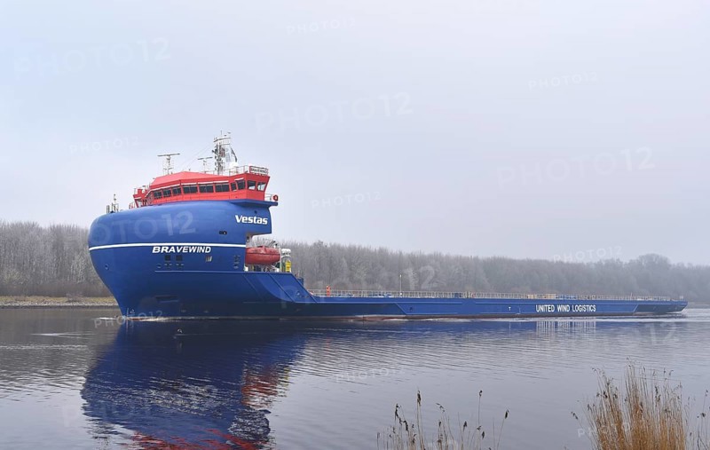 Cargo ship, heavy goods transporter, Bravewind sails in winter in the Kiel Canal, NOK, Kiel Canal, Schleswig-Holstein, Germany, Europe