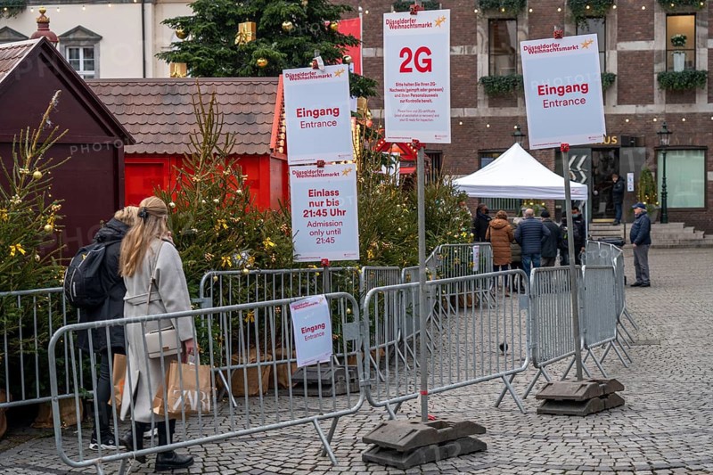 Christmas market Düsseldorf, Old Town, market square at the town hall, access only according to 2G rules, vaccinated, recovered, access control, Düsseldorf, North Rhine-Westphalia, Germany, Europe