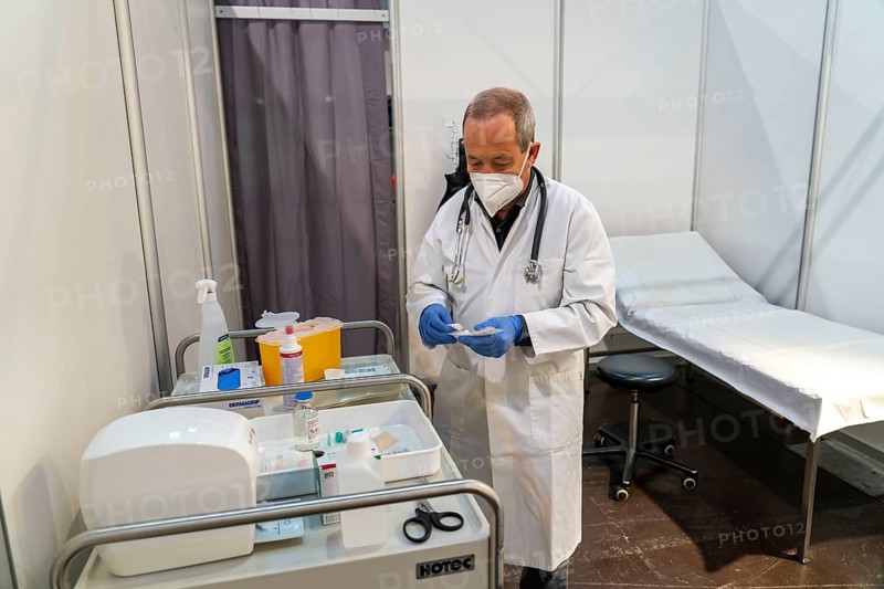 Vaccinator prepares a vaccination, during the test run in the vaccination centre for the corona vaccinations, in a hall at Messe Essen, by the city, the fire brigade and various aid organisations, 12 vaccination lines for a daily vaccination of up to 2400 people, operated by the North Rhine-Westphalia Association of Statutory Health Insurance Physicians