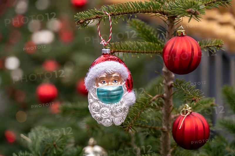 Symbolic image of Christmas in the Corona crisis, Father Christmas figure, Christmas tree decoration, with mouth and nose mask, everyday mask
