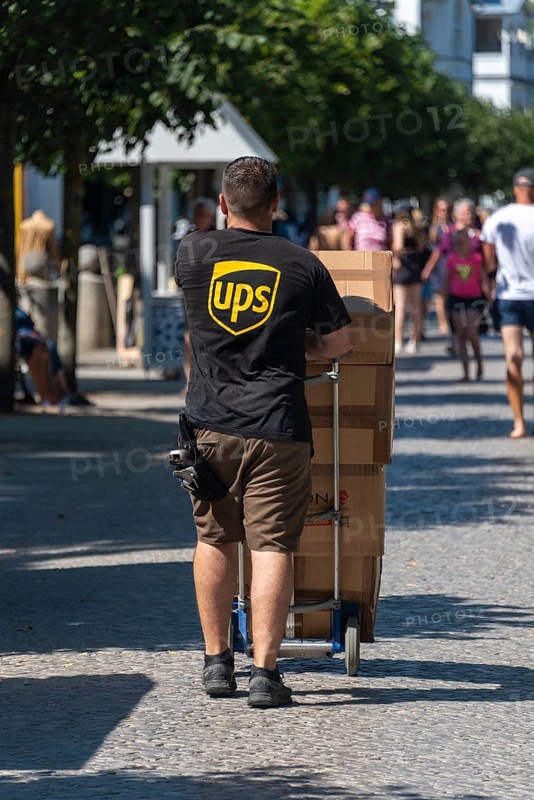 UPS parcel service employee delivering parcels, Binz, Mecklenburg-Vorpommern, Germany, Europe