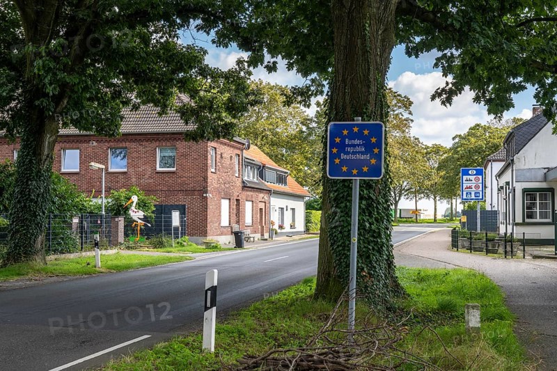 Green border, border crossing without controls, north of Straelen near Arcen NL, from the Netherlands to Germany, small supermarket and snack bar directly at the border, North Rhine-Westphalia, Germany, Europe