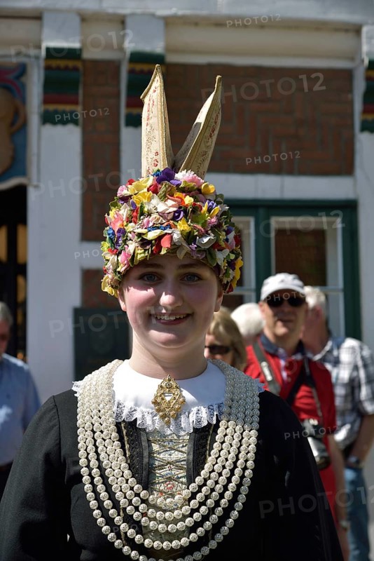 Europe, Germany, Lower Saxony, Altes Land, Jork, Festival of the Flower Queen, Flower Queen 2016 Hilke Lösing, traditional traditional costume, winged headdress with fabric flowers, the wreath of flowers, in front of the town hall, Hamburg, Hamburg, Federal Republic of Germany, Europe