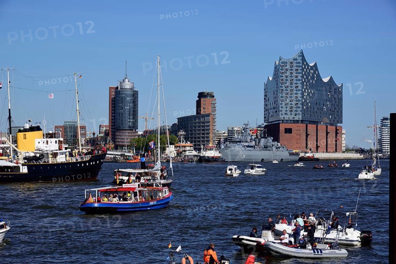Europe, Germany, Hamburg, Elbe, Harbour Birthday, Elbe Philharmonic Hall, Hamburg's new concert hall, F 215, Frigate BRD, Hamburg, Hamburg, Federal Republic of Germany, Europe