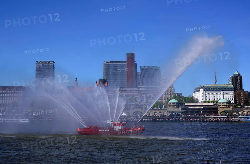 Europe, Germany, Hamburg, Elbe, View across the Elbe to the St. Pauli Landungsbrücken, Skyline St. Pauli, Fire boat in action, Hamburg, Hamburg, Federal Republic of Germany, Europe