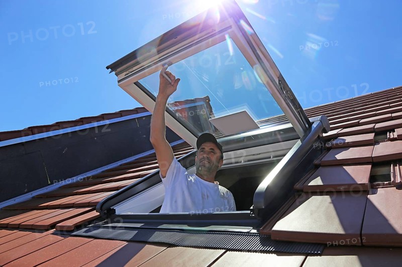 Employees of Zimmerei Mellein GmbH install the roof windows in the Mutterstadt development area, Rhineland-Palatinate