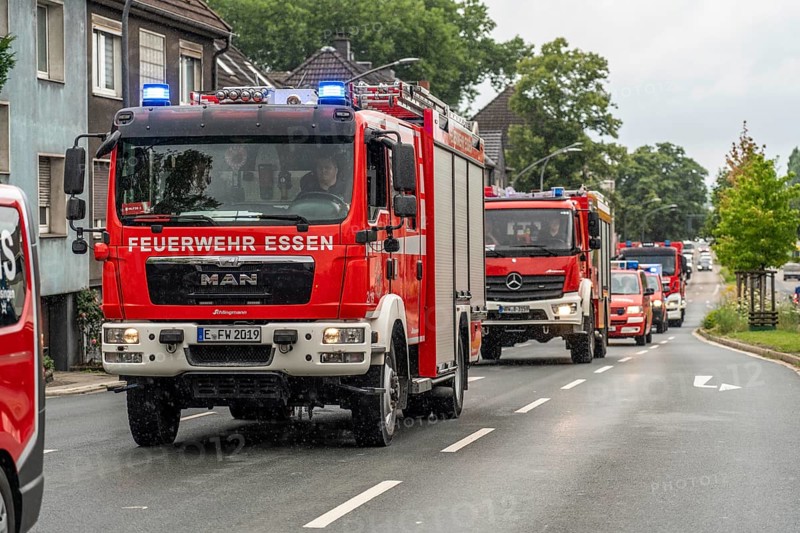 Fire engines from Essen, Mülheim and Oberhausen, with 140 firefighters, on the way to an emergency exercise, column journey with 30 emergency vehicles, with flashing blue lights and sirens, Essen, North Rhine-Westphalia