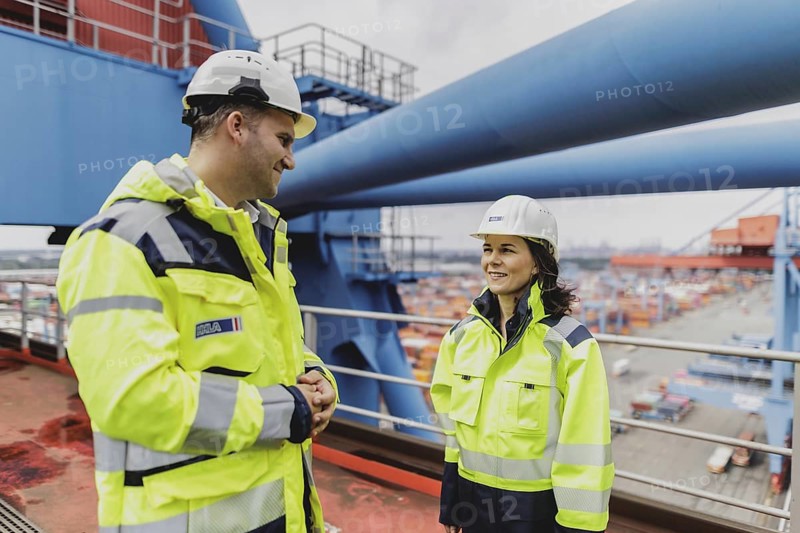 (R-L) Annalena Bärbock (Bündnis 90/Die Grünen), Federal Foreign Minister, and Patrick Krawutschke, Managing Director of Container Terminal Altenwerder, during a visit to a container gantry crane at Container Terminal Altenwerder during the Foreign Minister's trip to Germany in Hamburg, 26 July 2024. /