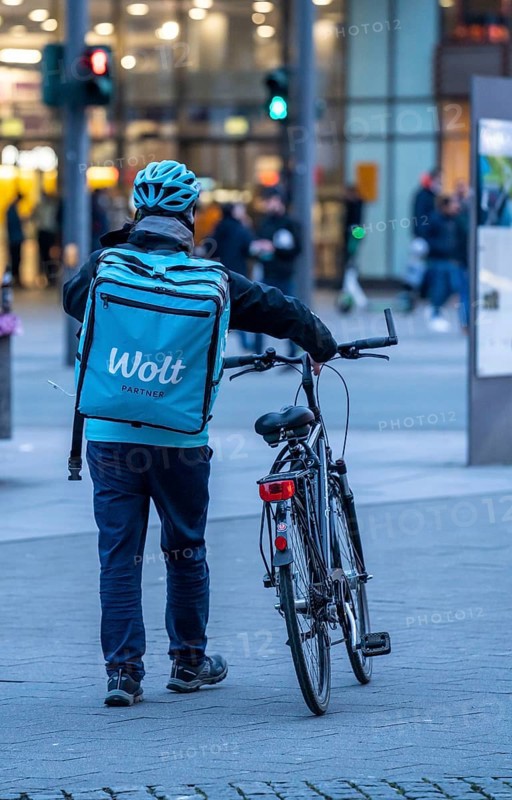 Bicycle courier of the Wolt fast delivery service, delivers food, mostly from fast food restaurants, orders via an app, Bochum, North Rhine-Westphalia, Germany, Europe