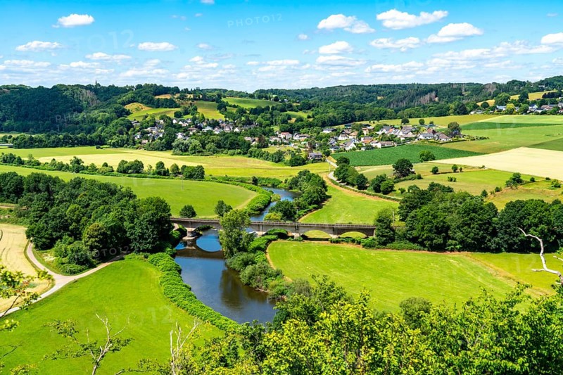 The River Sieg, between Oberauel and Blankenberg, near Hennef, bridge over the Sieg, for cyclists and railways, S-Bahn and regional railway line between Au (Sieg) and Aachen, North Rhine-Westphalia, Germany, Europe