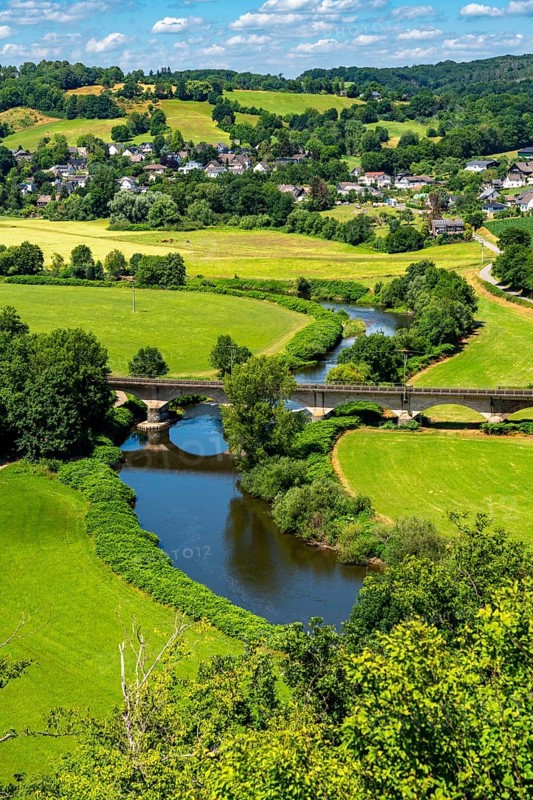 The River Sieg, between Oberauel and Blankenberg, near Hennef, bridge over the Sieg, for cyclists and railways, S-Bahn and regional railway line between Au (Sieg) and Aachen, North Rhine-Westphalia, Germany, Europe