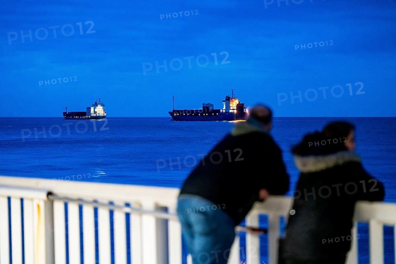 Ship in the Elbe estuary, pier Neue Liebe, evening, Cuxhaven, Lower Saxony, Germany, Europe