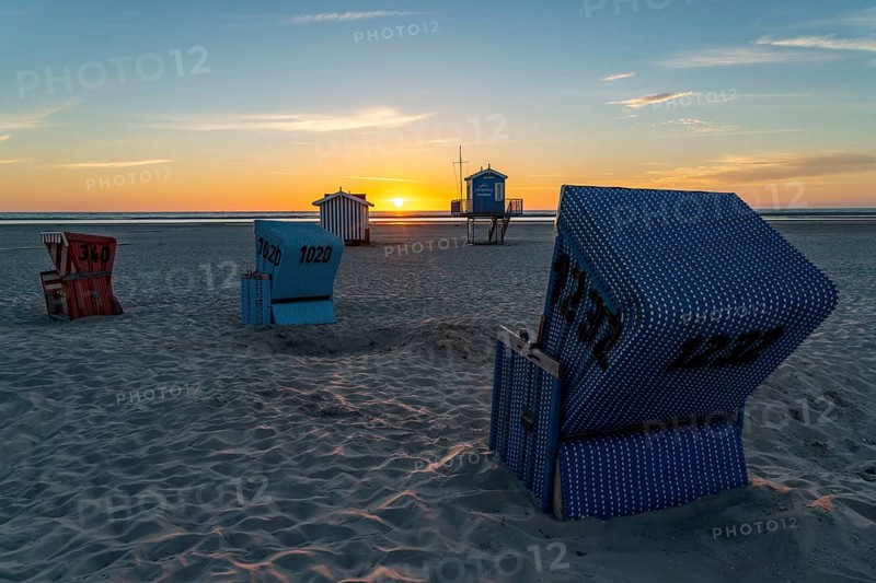 North Sea island of Langeoog, early summer, shortly after the first easing of the lockdown in the Corona crisis, still quite few tourists on the beach, beach chairs, DLRG watchtower, Lower Saxony, Germany, Europe