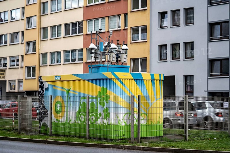 Air quality monitoring station, on the B7, Friedrich-Engels-Alle in Wuppertal, operated by the University of Wuppertal and Wuppertaler Stadtwerke WSW, permanent measurement of nitrogen oxide, ozone, carbon monoxide, carbon dioxide, particulate matter in the air, Wuppertal, North Rhine-Westphalia, Germany, Europe