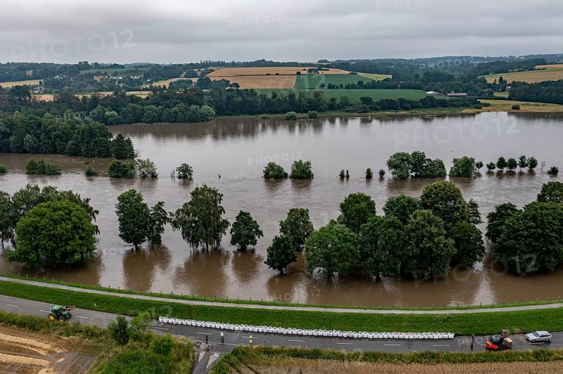 Ruhr floods near Mülheim-Menden, damage to the Ruhr dyke was sealed with large sand packs, flooded Ruhr floodplains, floods on the Ruhr, after long heavy rainfall the river left its bed and flooded the countryside and villages, the highest water level ever measured, North Rhine-Westphalia, Germany, Europe