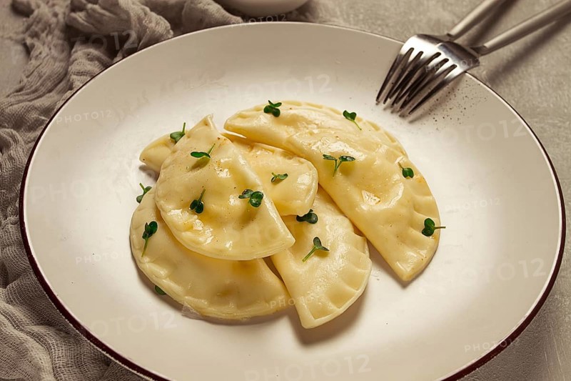 Pierogi, ein traditionelles Gericht der polnischen Küche, Knödel, Draufsicht, Nahaufnahme, keine Personen