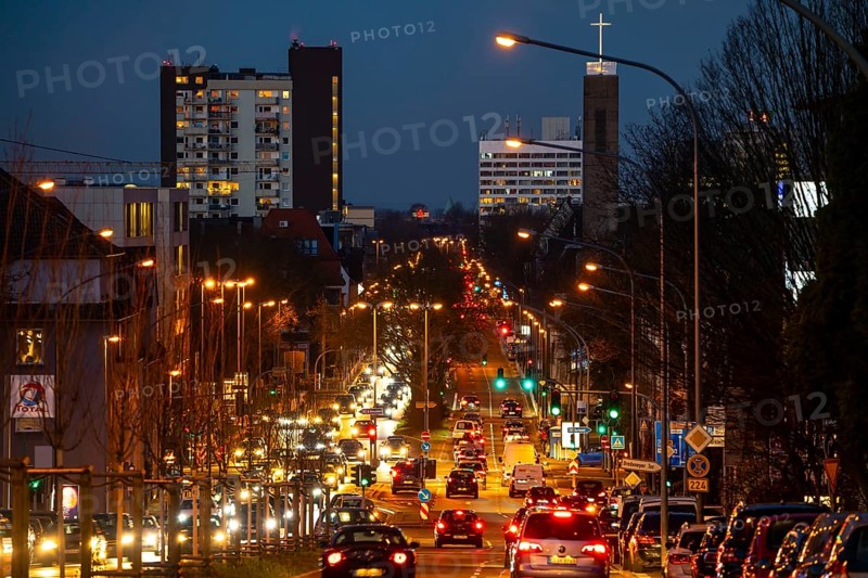 Evening city centre traffic, rush hour, Alfredstraße, B224, in Essen, Germany, Europe