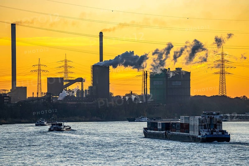 Sunset, cargo ships on the Rhine, steelworks, Hüttenwerke Krupp Mannesmann, discharge cloud of the coking plant, Duisburg, North Rhine-Westphalia, Germany, Europe