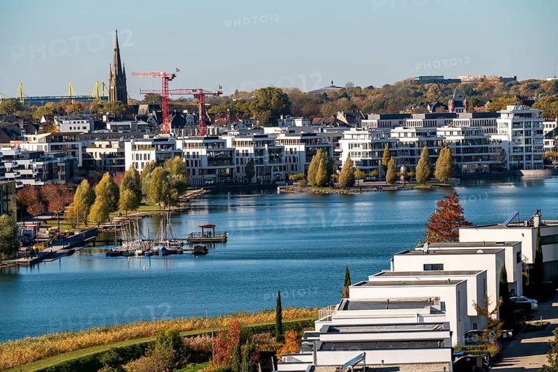 The Phoenix Lake in Dortmund's Hörde district, an artificial lake on the former Phoenix-Ost steelworks site, residential development, local recreation area, catering, Dortmund, North Rhine-Westphalia, Germany, Europe