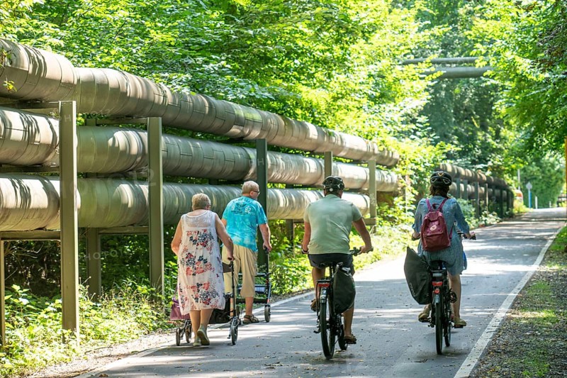 Lothringentrasse, in the north of Bochum, Bochum-Grumme, district heating lines, senior citizens with rollator on a walk, former railway line, connects the southern cycle paths with the north, Bochum North Rhine-Westphalia, Germany, Europe