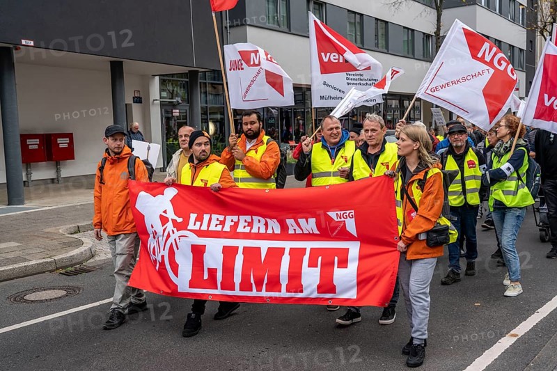 Demonstration by the Solidarity Autumn Alliance against the consequences of inflation and high energy prices for citizens, organised by an alliance of trade unions and organisations, Düsseldorf, North Rhine-Westphalia, Germany, Europe