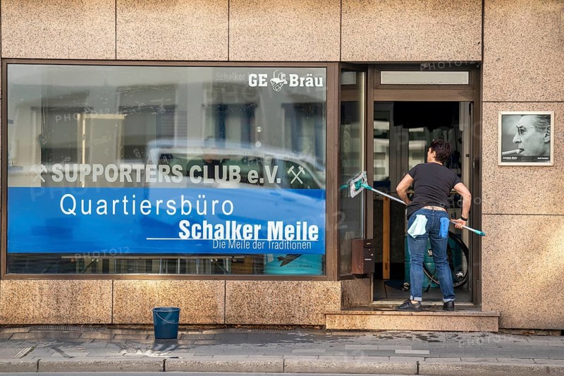 The Schalker Meile, mile of tradition, Kurt-Schumacher-Straße in Gelsenkirchen-Schalke, spring cleaning in the Schalker Meile neighbourhood office, Gelsenkirchen, North Rhine-Westphalia, Germany, Europe