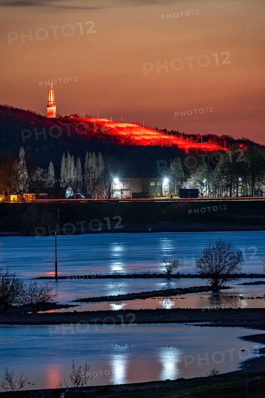 Rhine near Duisburg-Beeckerwerth, Rheinpreussen spoil tip in Mörs, spoil tip sign Das Geleucht, light installation, Duisburg, North Rhine-Westphalia, Germany, Europe