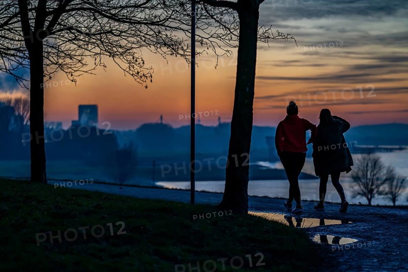 Rhine near Duisburg-Bruckhausen, walkers on the Rhine dyke, winter, Duisburg, North Rhine-Westphalia, Germany, Europe