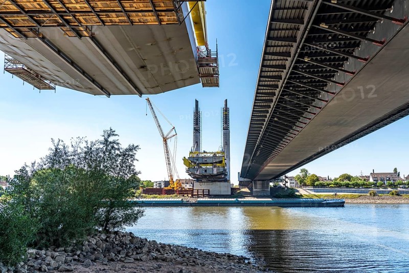 New construction of the Neuenkamp motorway bridge on the A40, over the Rhine near Duisburg, cantilever erection of the main bridge span, the new bridge is being built parallel to the existing bridge, the old one demolished and a second one built, North Rhine-Westphalia, Germany, Europe