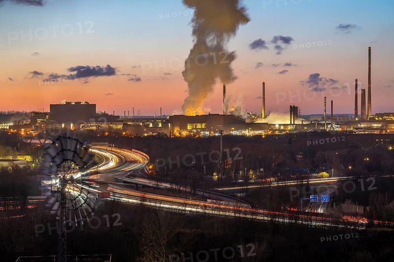 Skyline of the Duisburg steel site, Thyssenkrupp Steel Europe, in Duisburg-Bruckhausen, sunset, industrial backdrop, North Rhine-Westphalia, Germany motorway A42, Emscher expressway, Schwelgern coking plant, extinguishing cloud, release cloud, water vapour