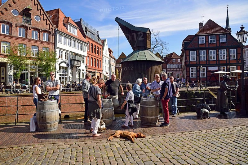 Europe, Germany, Lower Saxony, Stade, Hamburg metropolitan region, Hanseatic city, Hanseatic harbour, view of the fish market, wooden crane, sociable round with dog, Hamburg, Hamburg, Federal Republic of Germany, Europe