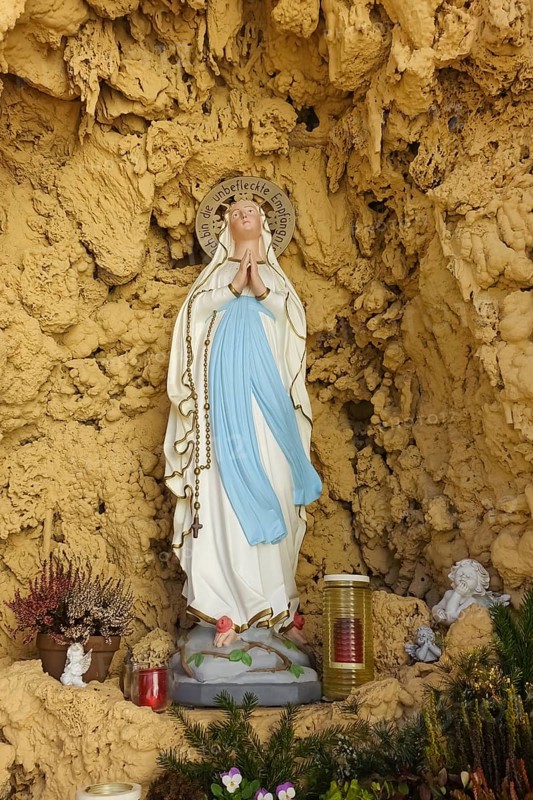 Madonna, praying figure of the Virgin Mary, cemetery near the parish church of St Mauritius, Langenenslingen, Upper Swabia, Baden-Württemberg, Germany, Europe